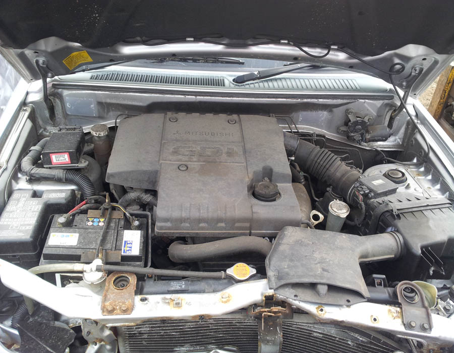 Mitsubishi Shogun Pinin engine-cover